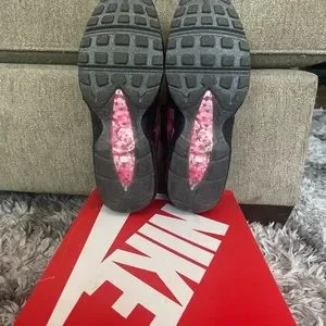 靴 Nike Air Max 95 Cherry Blossom 27.5 This Nike Air Max 95 Is Only Releasing in Japan